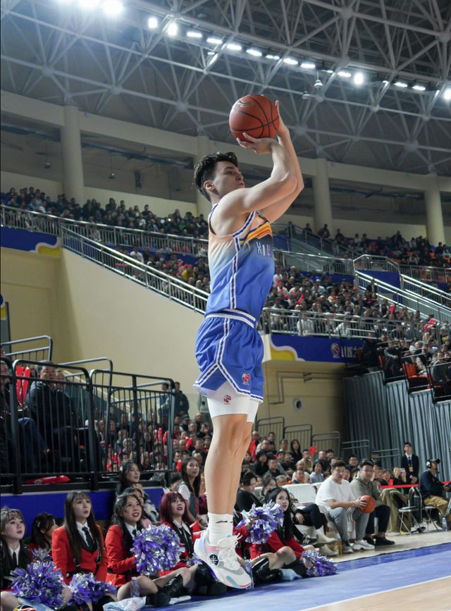 纽约尼克斯迎CBA季后赛关键赛，冲刺阶段篮板制胜，悬念犹存，训练强度明显提升的简单介绍